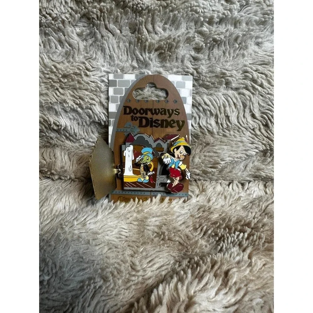 Disney Pin Doorways to Disney Pinocchio Jiminy Cricket Hinged Cuckoo Clock 2017